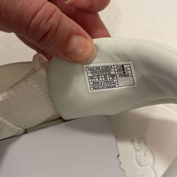 UGG LA CLOUD SPORTS SANDALS.  NEW IN BOX - Picture 10 of 14